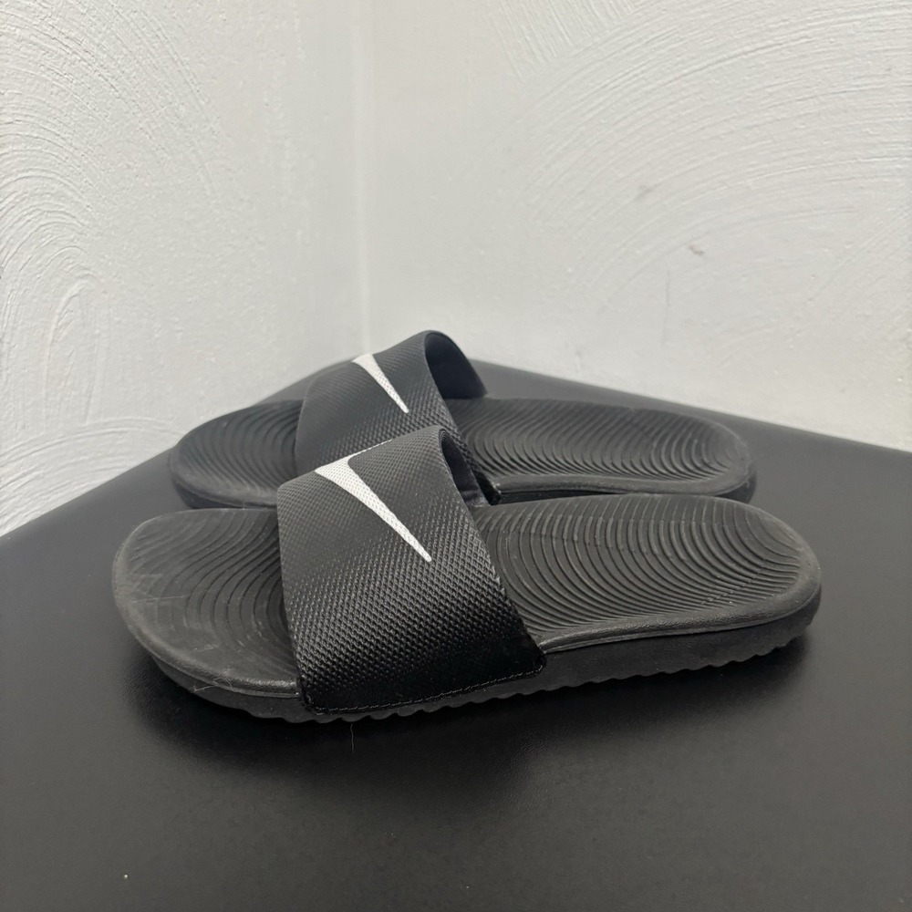 NIKE KIDS KAWA SLIDES (GS/PS) BLACK / WHITE 819352 001‎ Size 1Y SLIP ON ATHLETIC